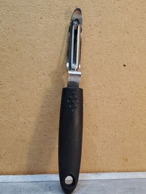 Chefmate Black-handled Stainless Steel Vegetable Peeler